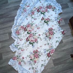 Floral Quilt with Lace Trim 90’s king